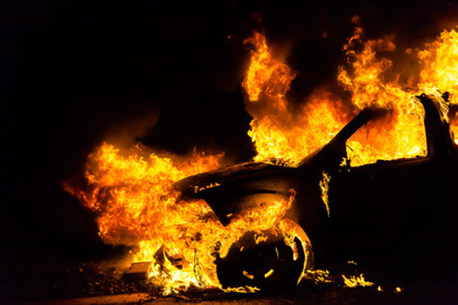 В Ужгороді вночі згоріла Skoda Oktavia, пожежею пошкоджено ще й сусідній Deawoo Lanos (ВІДЕО)