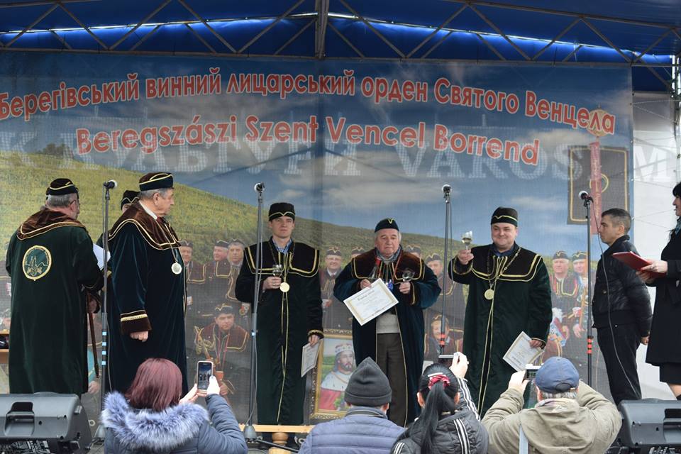 У рамках фестивалю вина у Берегові відбулося посвячення нових членів винного ордену Св. Венцела (ФОТО)