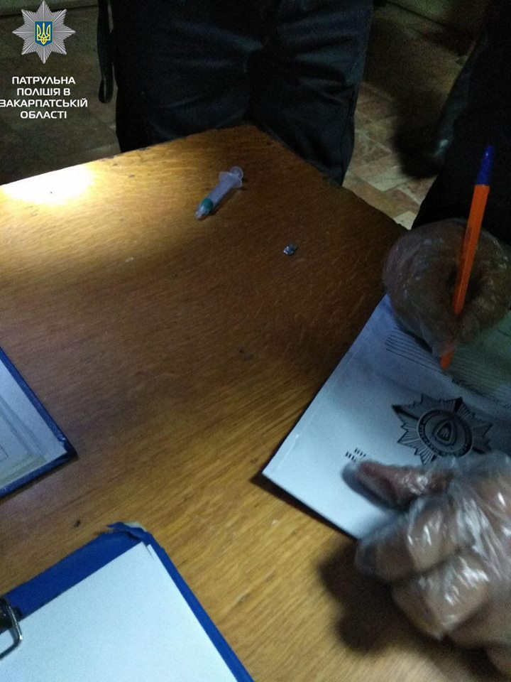 Зупинивши в Ужгороді "Опель" за порушення ПДР, у нетверезого водія знайшли шприц і наркотики (ФОТО)