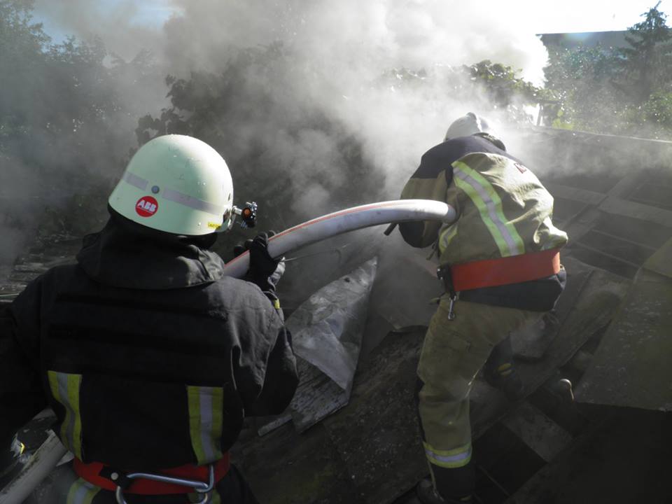 На Рахівщині пожежа в гаражі понищила Mitsubishi L200