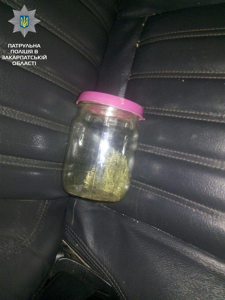 На автодорозі Мукачево-Рахів зупинили авто, в якому знайшли банку із марихуаною (ФОТО)
