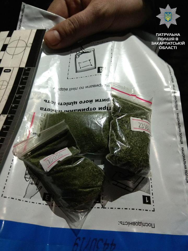 Під час перевірки знервованого молодика на Хустщині патрульні знайшли 3 пакетика, "по вінця" наповнені марихуаною (ФОТО)