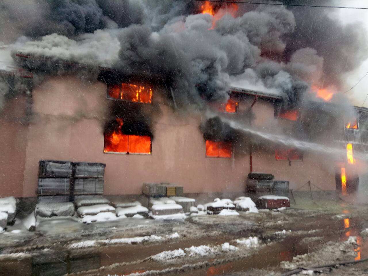 У Нересниці на Тячівщині горить чотириповерховий торговий центр (ФОТО)