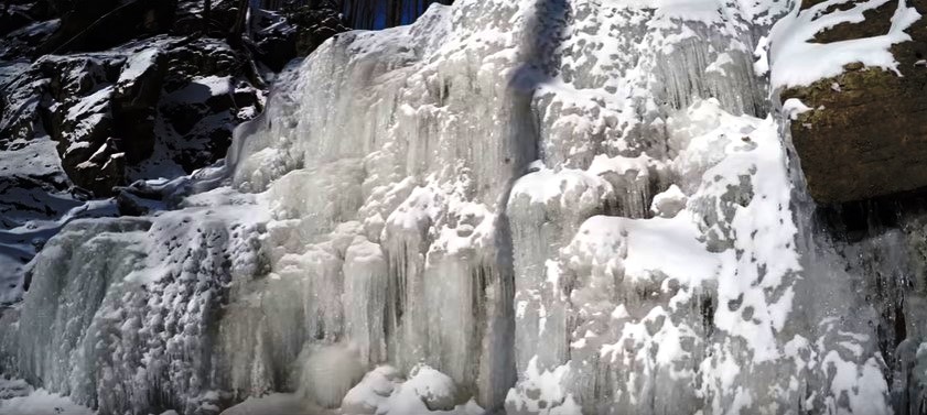 На Мукачівщині мороз "закував" у кригу водоспад Скакало (ФОТО, ВІДЕО)