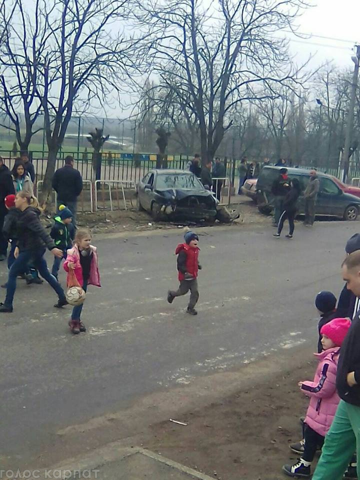 На Виноградівщині поблизу школи зіткнулися дві автівки (ФОТО)