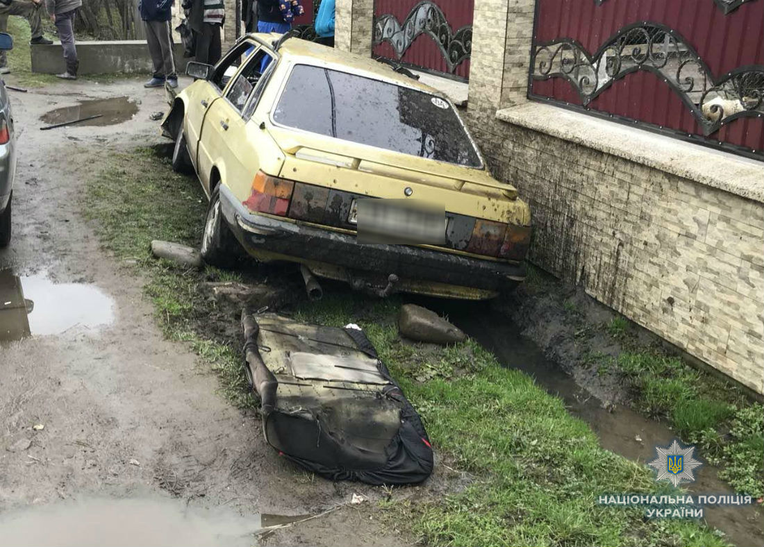 На Тячівщині Audi з'їхала в кювет і врізалась у місток, постраждали водій і два пасажири (ФОТО)