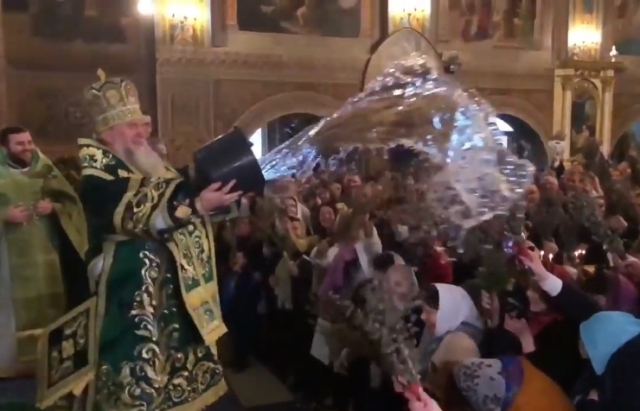 У Мукачеві єпископ УПЦ МП Феодор вилив на вірян відро води (ВІДЕО)