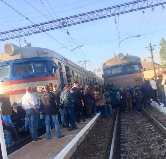 Під Львовом невдоволені пасажири вчора блокували електричку на Мукачево (ФОТО, ВІДЕО)