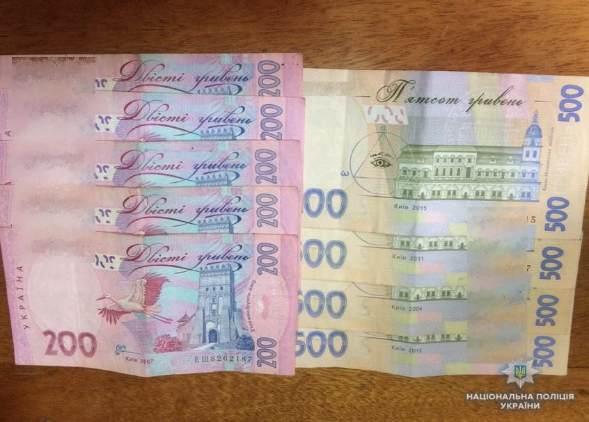 У Мукачеві чоловік, "допомагаючи" мешканцю Черкащини в "купівлі" авта, відібрав у нього 3 тис грн і втік 