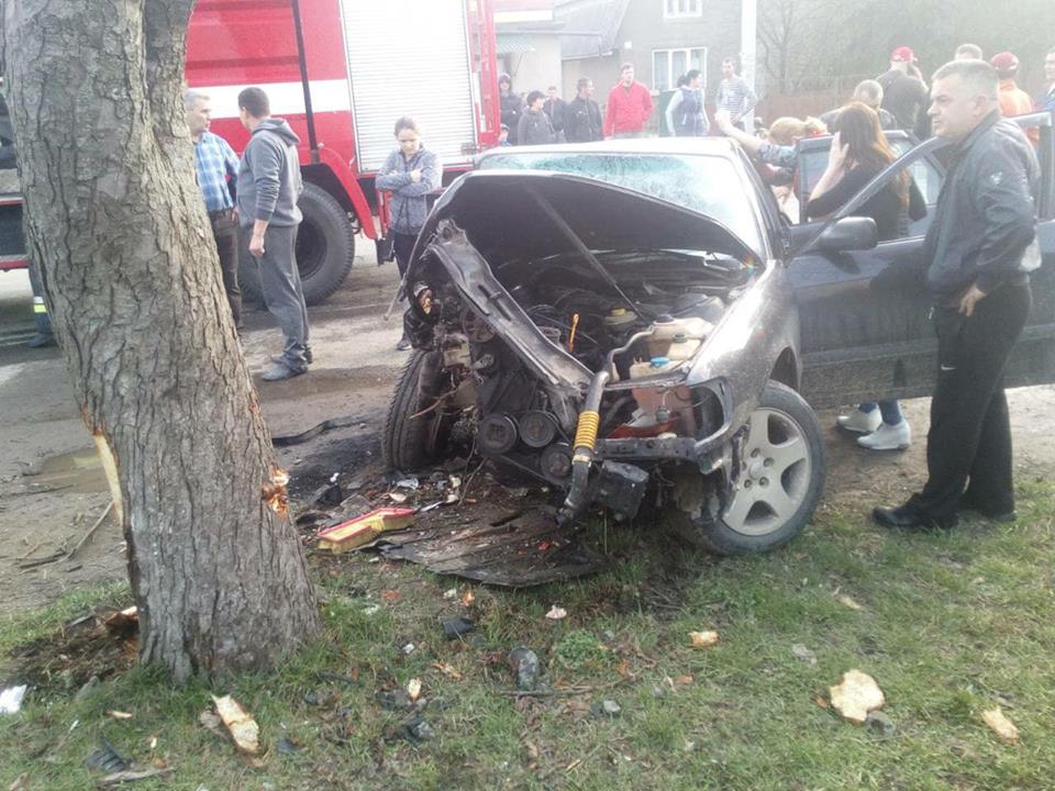 У Солотвині після зіткнення зі "Славутою" пасажира Audi деблокували з авто спецоблднанням (ФОТО)