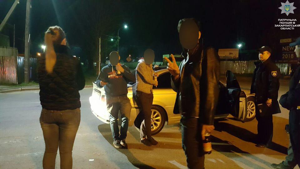 В Ужгороді вночі зупинили BMW із йорданцем за кермом без документів, зате з наркотиками та ножем (ФОТО)