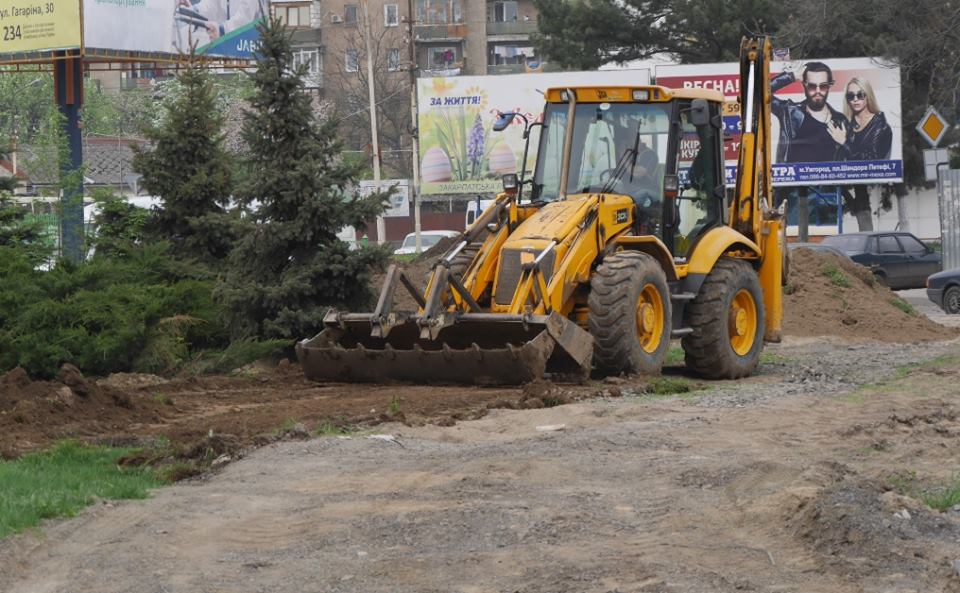 ФОТОФАКТ. В Ужгороді триває реконструкція площі Кірпи