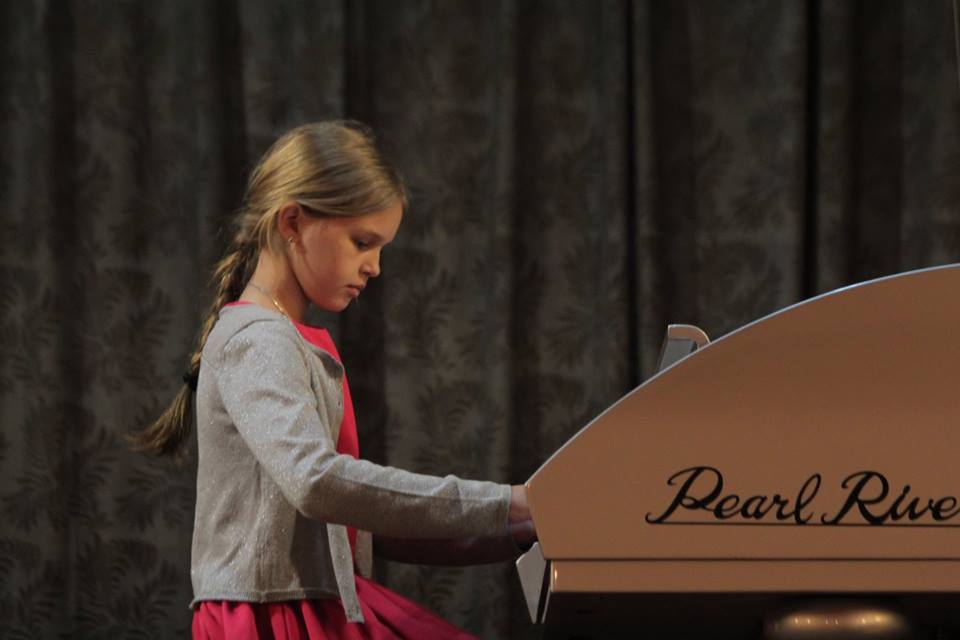 У Мукачеві визначили переможців конкурсу юних піаністів "Золотий дощик" (ФОТО)