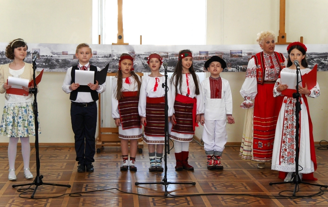 Ужгородські школярі провели "Зустріч у літературному кафе" із закарпатською поезією (ФОТО)