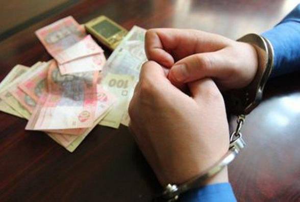 За пропозицію хабара поліцейському суд в Ужгороді призначив водієві штраф у 8,5 тис грн
