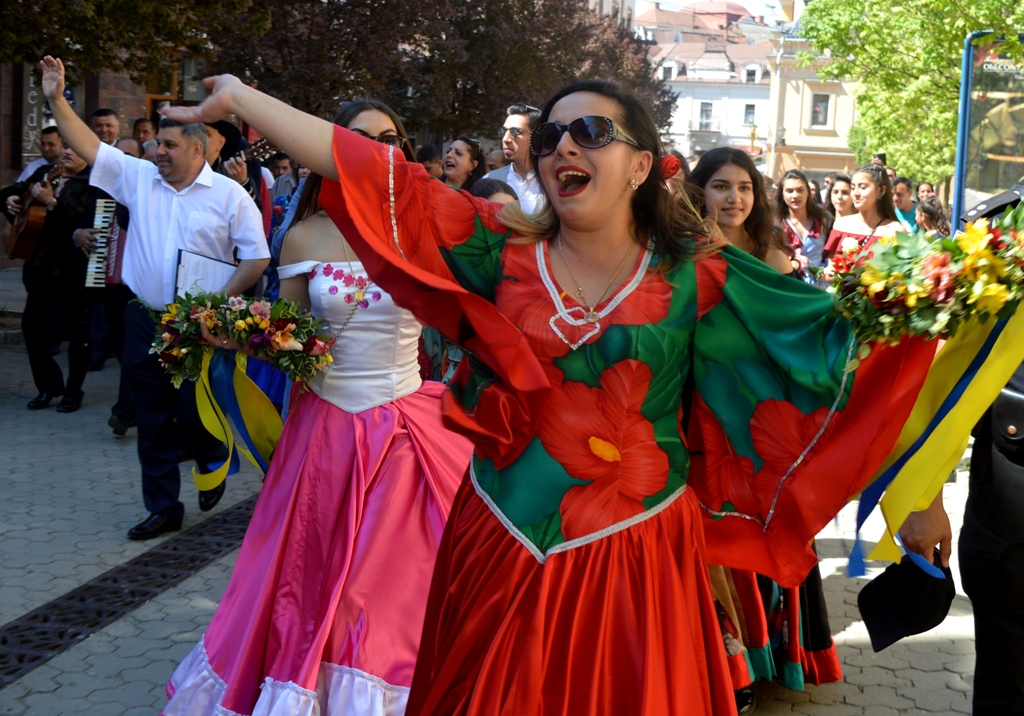 Закарпатські цигани влаштували в Ужгороді фестиваль (ФОТО)