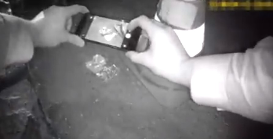 В Ужгороді водій, в авто котрого знайшли марихуану та биту, при затриманні вдарив патрульного в обличчя (ВІДЕО)