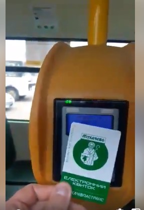 У міському транспорті Мукачева впровадили багаторазовий електронний квиток (ВІДЕО)