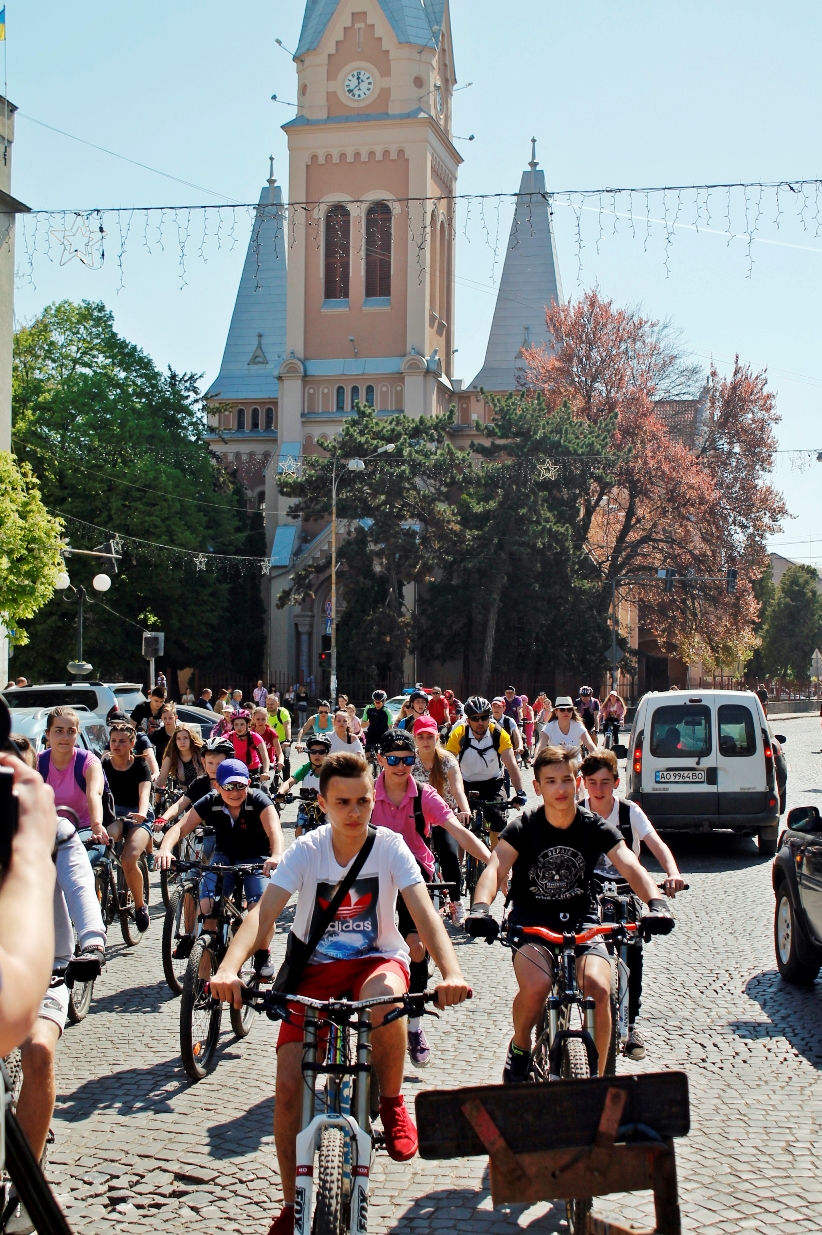 Понад сотня мукачівців взяли участь у "рожевому" велозаїзді "Сакура Bike Ride" (ФОТО)