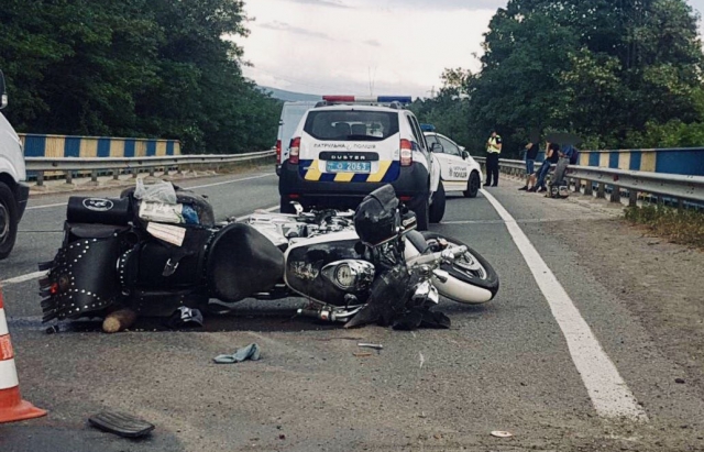 Під Мукачевом зіткнулися Mercedes і 2 мотоцикли. У постраждалих відірвало кінцівки (ФОТО, ВІДЕО)