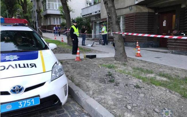 У Львові закарпатець, втікаючи з місця ДТП, вдарив патрульну ножем в груди (ФОТО)