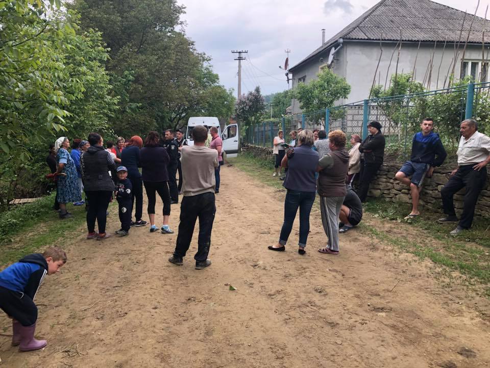 У Сасівці на Свалявщині люди перекрили дорогу лісовозам (ФОТО)
