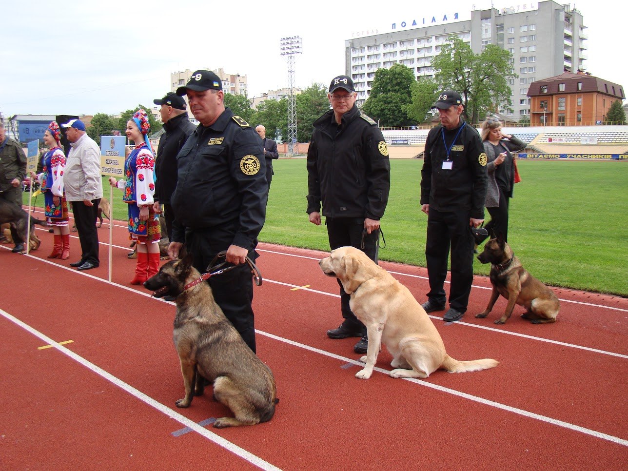 Кінолог закарпатської митниці зі своїм службовим собакою стали першими в Україні з пошуку наркотиків (ФОТО)