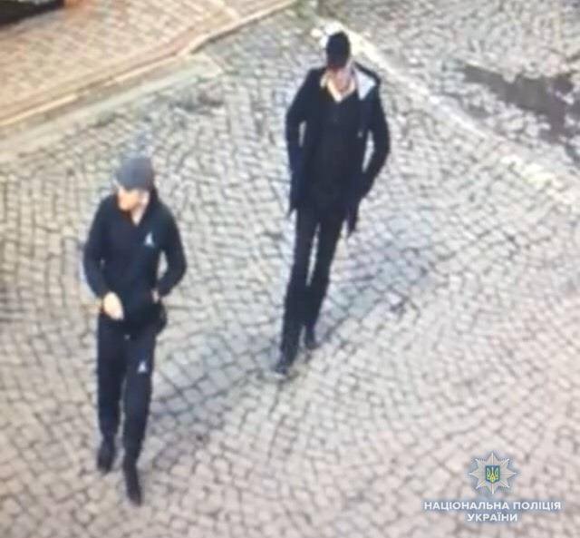 Поліція Мукачева розшукує осіб, причетних до крадіжок з будинків (ФОТО)