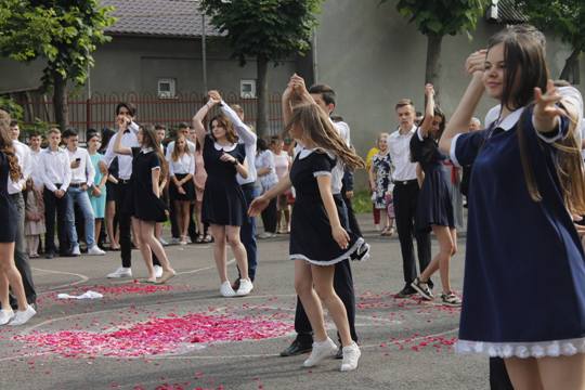 У школах Мукачева продзвенів останній дзвоник (ФОТО)