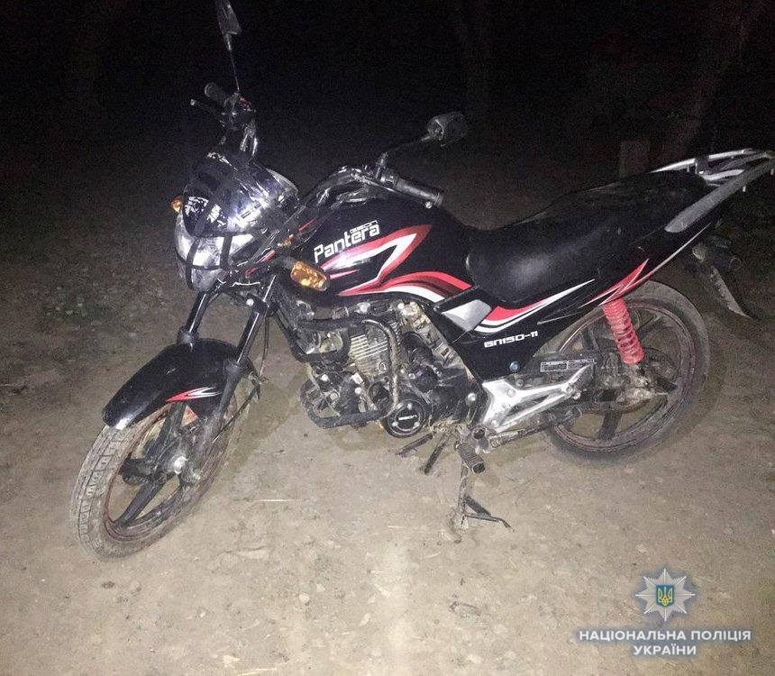На Мукачівщині два односельці висадили з мотоцикла його власника та поїхали геть (ФОТО)