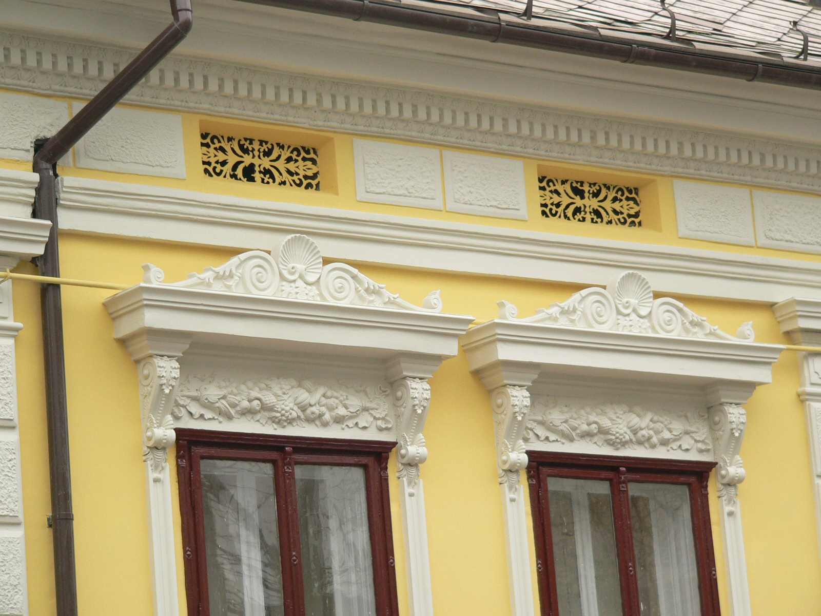 Руйнівники "Корони", "Червеної ружі" та кінотеатру "Ужгород" поширили фейк про "руйнування" ще однієї історичної будівлі (ФОТО)