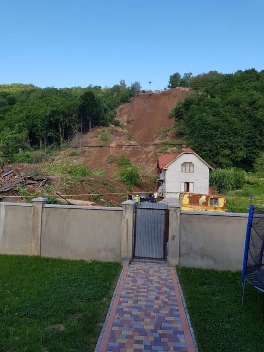 На Мукачівщині зсув зруйнував два будинки (ФОТО)