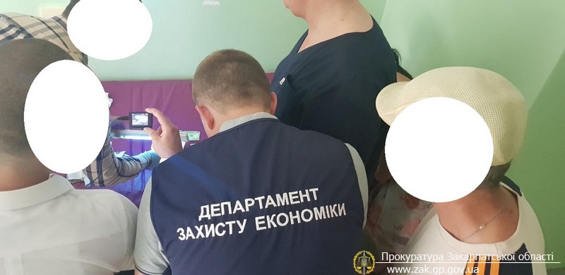 При одержанні 500 дол хабара затримано акушер-гінеколога Ужгородського міського пологового будинку (ФОТО, ВІДЕО)