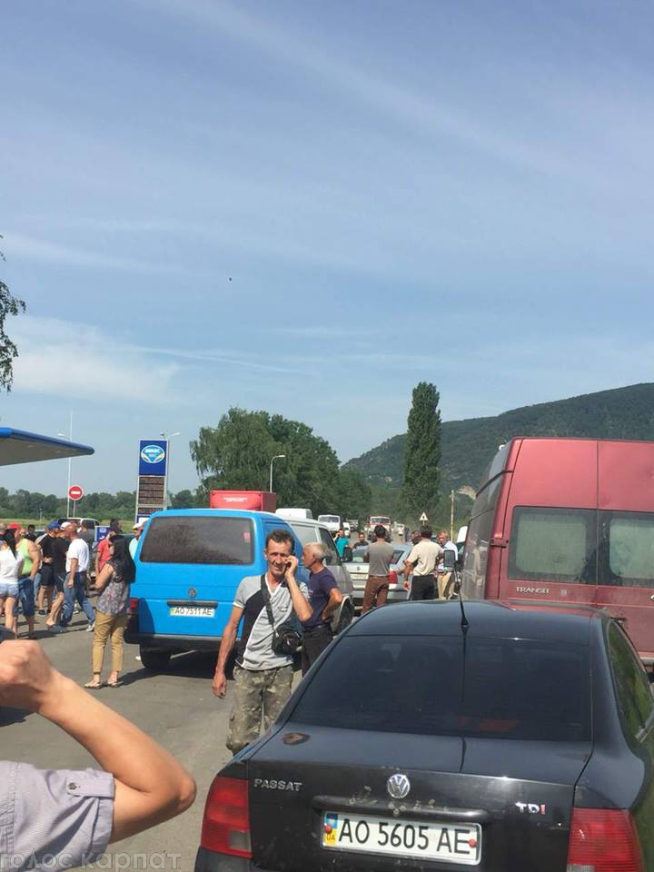 На Виноградівщині люди заблокували рух дорогою до райцентру (ФОТО)
