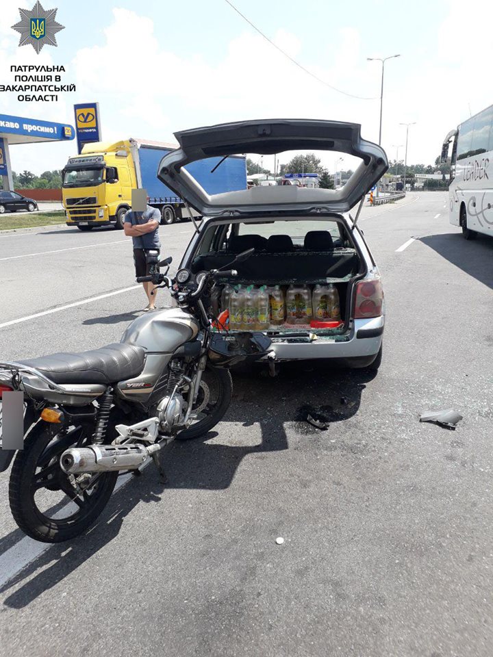 Унаслідок ДТП поблизу Соломонова на Ужгородщині водія та пасажира мотоциклу забрала "швидка" (ФОТО)