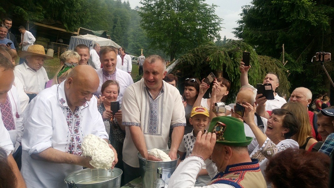 Москаль на Міжгірщині "фестивально" провів овець на полонину (ФОТО)