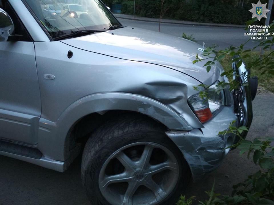 Після вчинення ДТП в Ужгороді водій відкрив пляшку пива і пив її одразу на місці аварії (ФОТО)