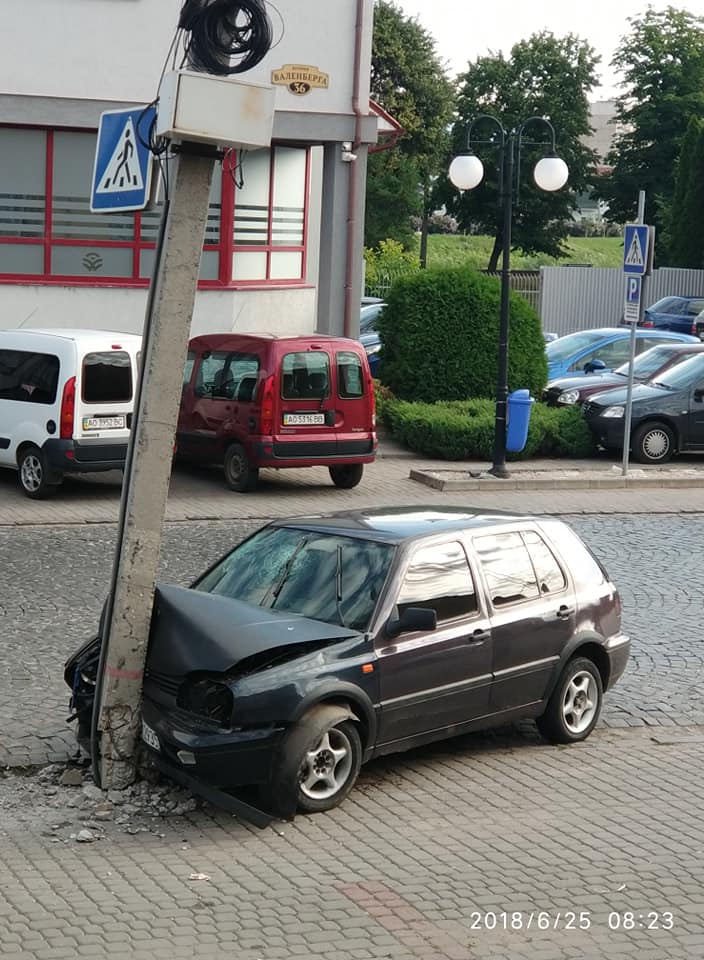 ФОТОФАКТ. У Мукачеві автівка врізалася в електроопору, знеструмивши частину міста 