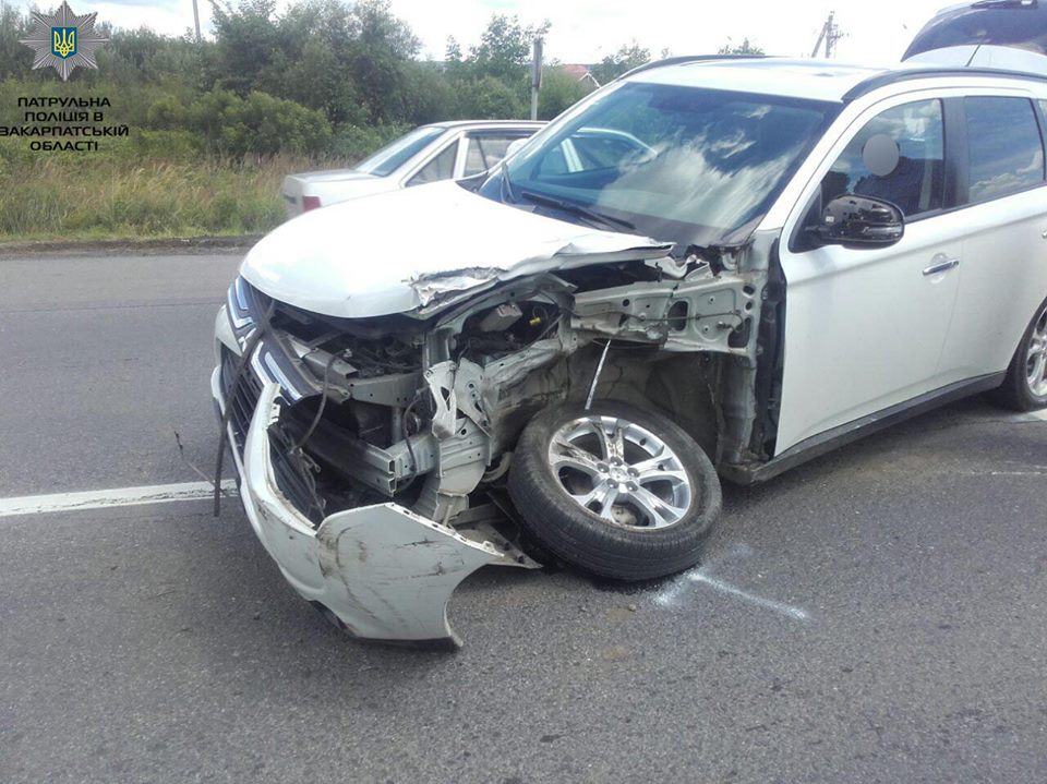 Неуважний водій Mitsubishi Outlander спричинив ДТП на об'їзній Ужгорода (ФОТО)