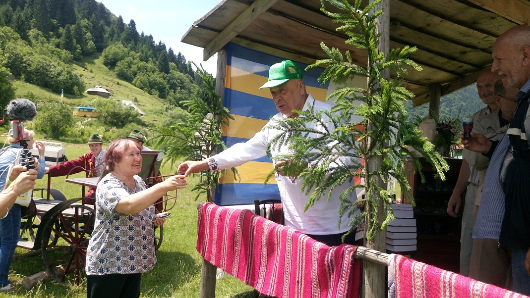 Москаль похвалився безкоштовною самогонкою в своїй "громадській приймальні" на фестивалі ріплянки в Колочаві (ФОТО)

