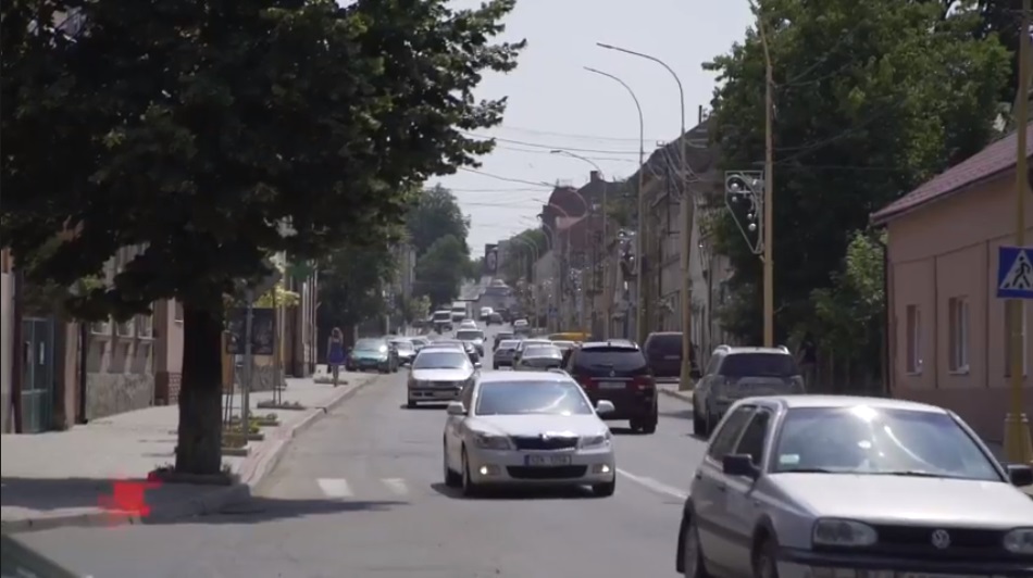 В Ужгороді на тротуарах вулиці Собранецької пропонують встановити боларди від паркування авто (ВІДЕО)