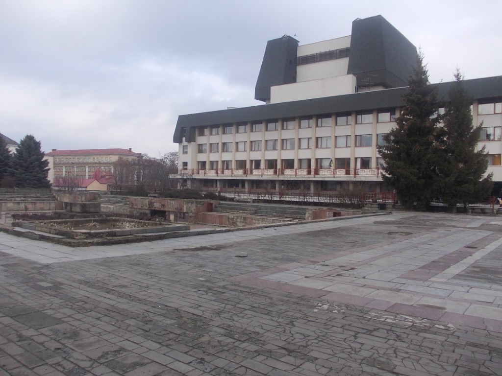 Ужгородська міськрада, щоби запобігти забудові біля обласного драмтеатру, хоче викупити прилеглі ділянки 