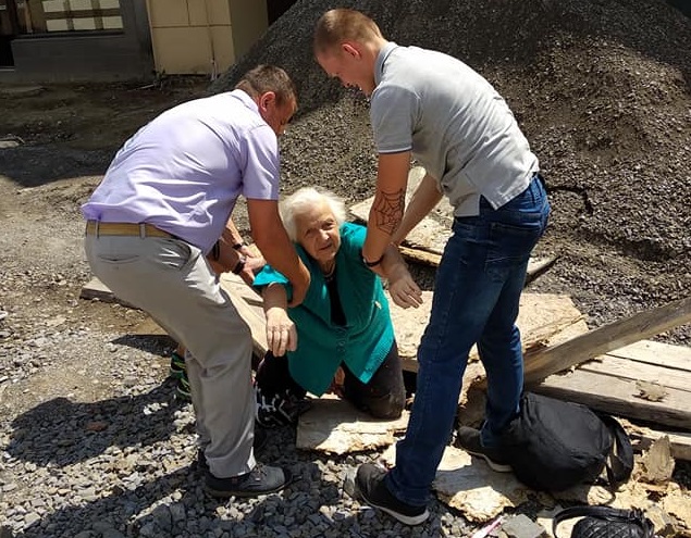 На площі Петефі в Ужгороді літня жінка впала у відкритий люк (ФОТО)