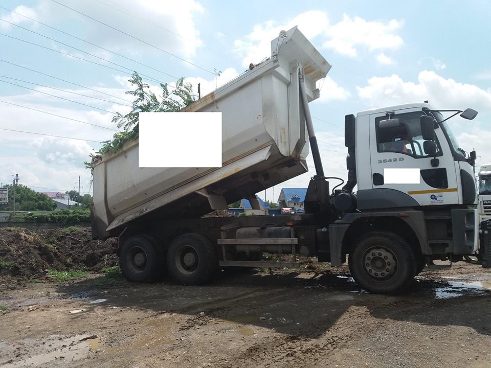 ФОТОФАКТ. У Мукачеві зловили водія вантажівки, що скидав промислове сміття на узбіччя міжнародної траси  