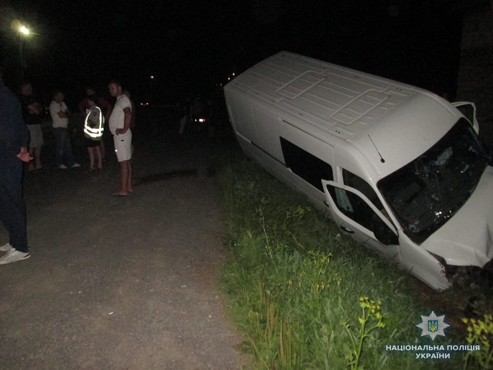 На Тячівщині "п'яний" мікроавтобус після зіткнення з легковиком перекинувся в кювет: шпиталізовані водій та 11-річна пасажирка (ФОТО)