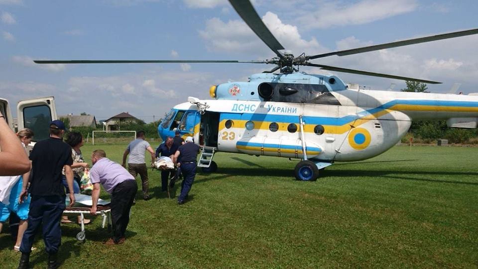 Двох вагітних жінок транспортували вертольотом до обласної лікарні в Ужгороді (ФОТО)