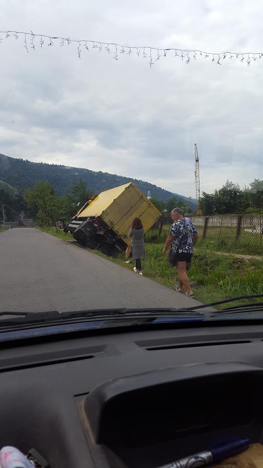 На Рахівщині вантажівка з'їхала в кювет і мало не перекинулася (ФОТО)