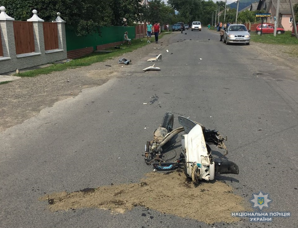 У Кривій на Тячівщині водій Mersedes Benz, здійснюючи обгін, смертельно збив скутериста (ФОТО)