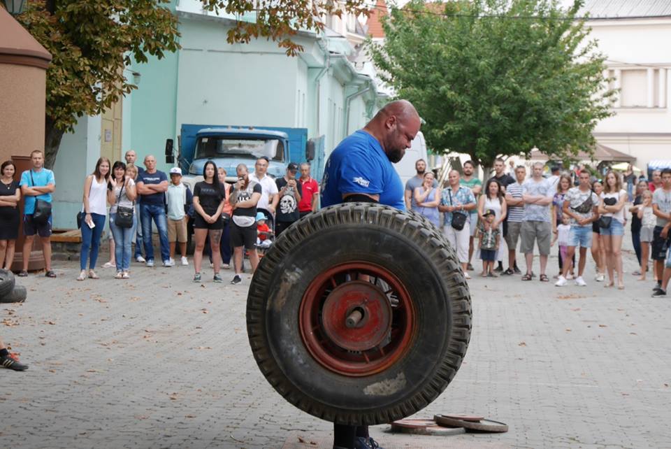 В Ужгороді відбулися змагання стронгменів "Карпатський ведмідь - 2018"