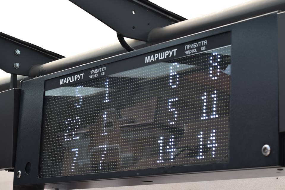 На зупинці на пл. Корятовича в Ужгороді запрацювало електронне табло прогнозування часу прибуття автобусів (ФОТО)